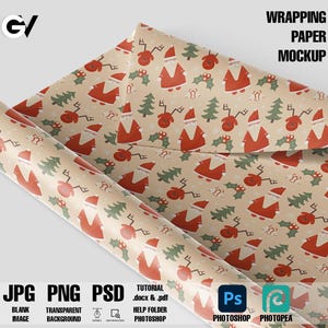 Puede incluir: Una maqueta de papel de regalo con un patrón repetitivo de Papá Noel, renos, acebo y bastones de caramelo. El papel está enrollado y el texto "Wrapping Paper Mockup" está en la parte superior de la imagen.