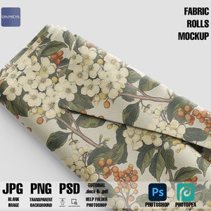 Pode incluir: Uma maquete de rolos de tecido com um padrão floral que apresenta flores brancas e bagas laranja sobre um fundo bege. O tecido está dobrado e drapeado sobre uma superfície branca. A imagem inclui o texto "FABRIC ROLLS MOCKUP", "JPG PNG PSD", "BLANK IMAGE", "TRANSPARENT BACKGROUND", "TUTORIAL .docx & .pdf", "HELP FOLDER PHOTOSHOP", "PHOTOSHOP", e "PHOTOPEA".