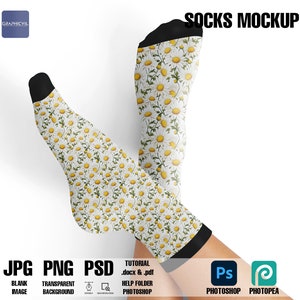 Puede incluir: Una maqueta de un par de calcetines con un fondo blanco y un patrón floral de margaritas amarillas sobre un fondo blanco. Los calcetines tienen un puño negro. La imagen incluye el texto "SOCKS MOCKUP".