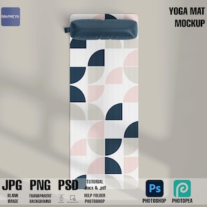 Könnte beinhalten: Ein Yoga-Matten-Mockup mit einem geometrischen Muster aus rosa und blauen Halbkreisen auf weißem Hintergrund. Ein blauer Yogablock liegt auf der Matte. Der Text "YOGA MAT MOCKUP" ist in schwarzer Schrift oben im Bild.