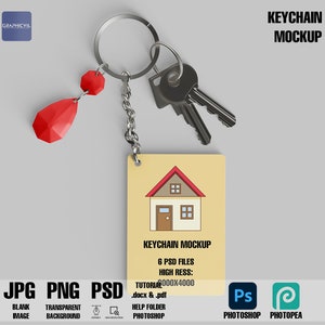 Può includere: Un mockup di portachiavi con una piccola illustrazione di una casa su sfondo giallo. Il portachiavi è in metallo e ha un ciondolo di cristallo rosso. Il testo "KEYCHAIN MOCKUP" è stampato sull'illustrazione della casa. Il testo "6 PSD FILES HIGH RESS: 4000x4000" è stampato sotto l'illustrazione della casa. Il testo "TUTORIAL: .docx & .pdf HELP FOLDER PHOTOSHOP" è stampato sotto il testo "6 PSD FILES HIGH RESS: 4000x4000". Il testo "JPG PNG PSD" è stampato sotto l'illustrazione della casa. Il testo "BLANK IMAGE TRANSPARENT BACKGROUND" è stampato sotto il testo "JPG PNG PSD". Il testo "PHOTOSHOP PHOTOPEA" è stampato sotto il testo "HELP FOLDER PHOTOSHOP".