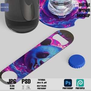 Può includere: Un apribottiglie nero con un design di panda in tonalità blu, rosa e viola. L'apribottiglie è su uno sfondo bianco con un tappo di bottiglia blu.
