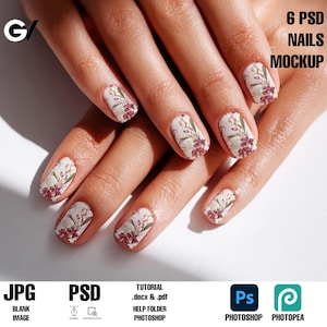 Könnte beinhalten: Nahaufnahme von Händen mit floraler Nagelkunst. Die Nägel sind mit einer weißen Basis bemalt und weisen ein Design aus lila Blumen und grünen Blättern auf. Der Text "6 PSD NAILS MOCKUP", "JPG BLANK IMAGE" und "PSD" ist ebenfalls enthalten.