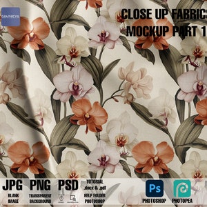 Op de afbeelding: Een naadloos patroon met een close-up van witte, roze en oranje orchideeën met groene bladeren op een crèmekleurige achtergrond. De tekst "CLOSE UP FABRICS MOCKUP PART 1" staat bovenaan de afbeelding. De tekst "JPG PNG PSD" staat onderaan de afbeelding, samen met de tekst "BLANK IMAGE TRANSPARENT BACKGROUND TUTORIAL .docx & .pdf HELP FOLDER PHOTOSHOP PHOTOPEA".