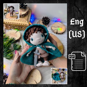 Könnte beinhalten: Handgefertigte Häkelpuppe eines Charakters mit tealfarbenem Kapuzenmantel und grauem Schwert. Die Puppe hat braune Haare und trägt ein braunes und beiges Outfit. Die Puppe ist etwa 15 cm groß. Das Bild enthält ein PDF-Symbol.