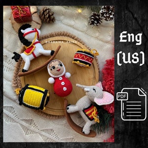 PDF Set di giocattoli per l'albero di Natale all'uncinetto: cavallo a razzo, tamburo, elefante a razzo, torcia elettrica, bambola Nevalyashka, decorazioni natalizie con motivo Amigurumi