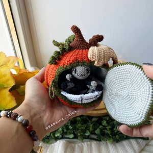 Creative crochet pumpkin house with open display and spider detail. Perfect for eco-conscious Halloween decor. Instant digital download pattern.