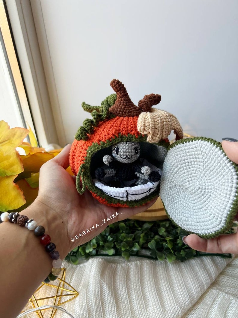 Creative crochet pumpkin house with open display and spider detail. Perfect for eco-conscious Halloween decor. Instant digital download pattern.