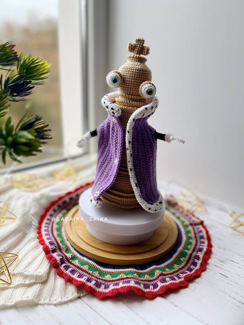 Kinger amigurumi doll crafted with fine details, holding a miniature accessory, perfect as a Halloween crochet gift.