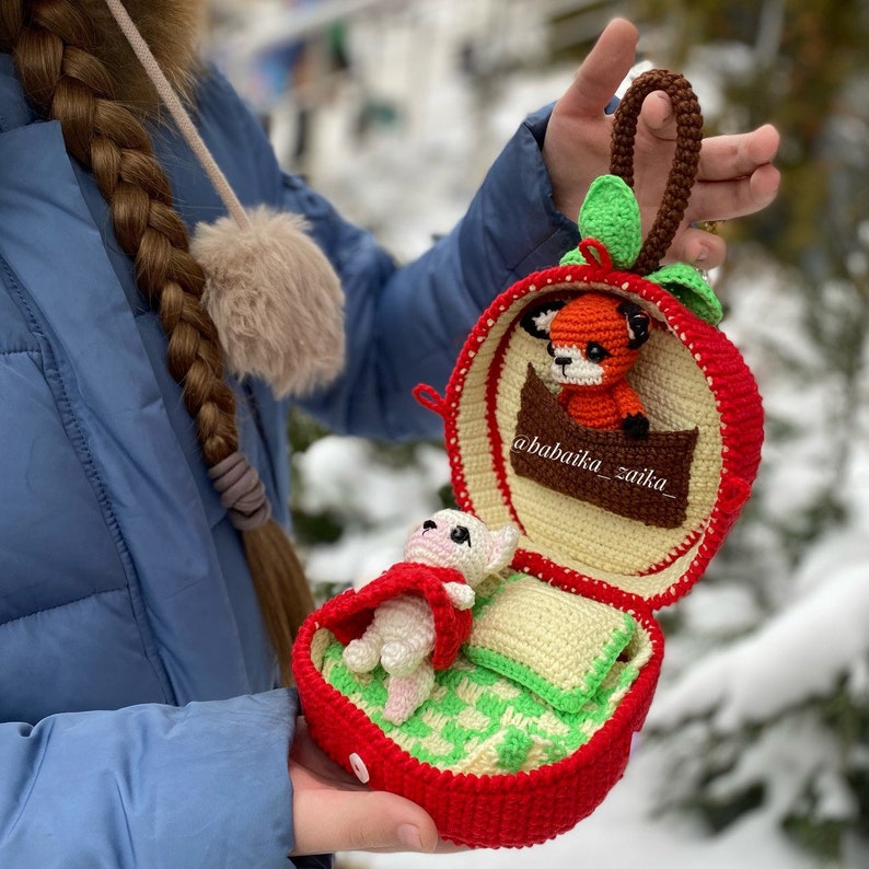 Hand-crocheted apple-shaped bag, perfect for storing toys or using as a creative home decor item. Ideal eco-friendly craft project.