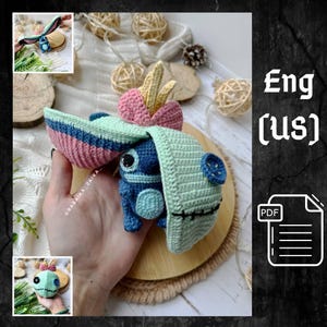Può includere: Schema di amigurumi all'uncinetto per un personaggio Stitch blu di Lilo & Stitch, con una corona di fiori rosa e verde. Lo schema è disponibile in inglese (USA) e include un download PDF.