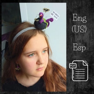 Puede incluir: Una niña con una diadema con un caldero de crochet morado y negro con un cartel que dice "My brains are fried".