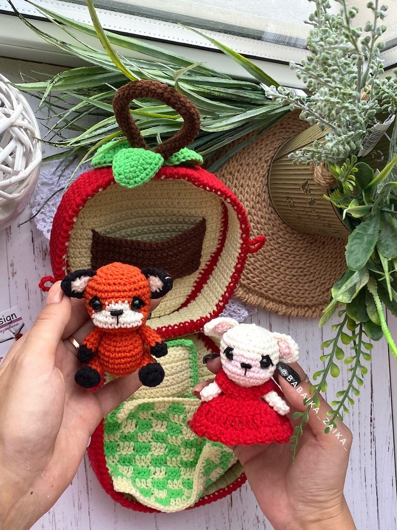 Fox and Bag with Natural Decor
"Cozy handmade amigurumi baby fox and apple bag with natural decorations. Ideal for eco-friendly gifts crafted by hand