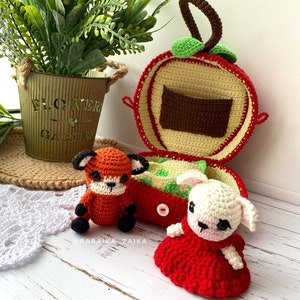 Detailed close-up of an amigurumi baby fox and an apple bag, showcasing the intricate crochet design. Perfect for DIY enthusiasts.