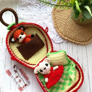 Amigurumi foxes placed beside their handmade apple bag. A unique crochet project for gifts made with care.