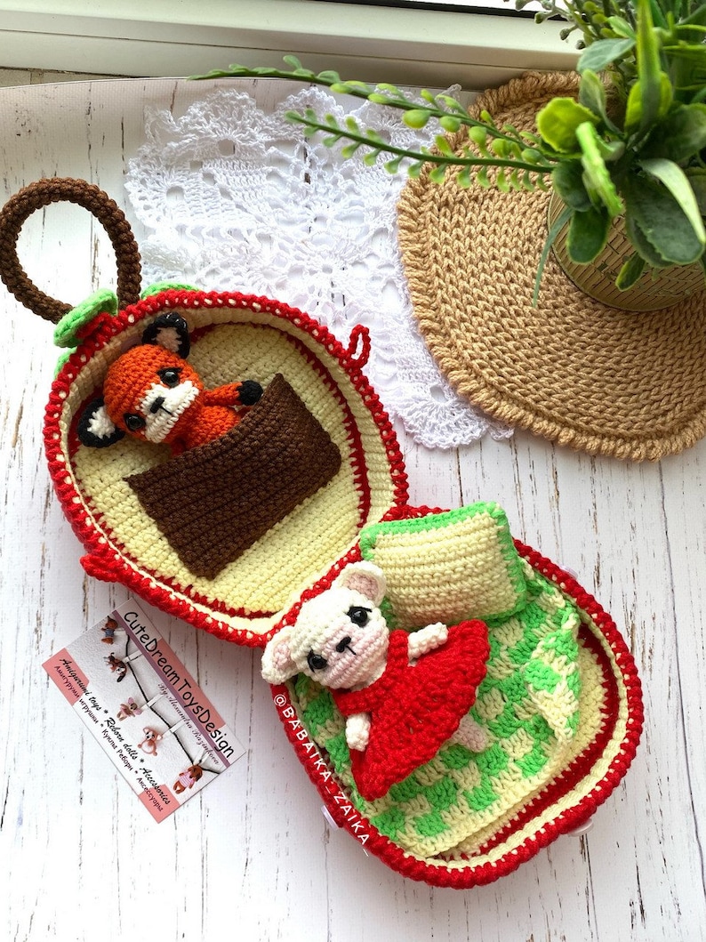 Amigurumi foxes placed beside their handmade apple bag. A unique crochet project for gifts made with care.