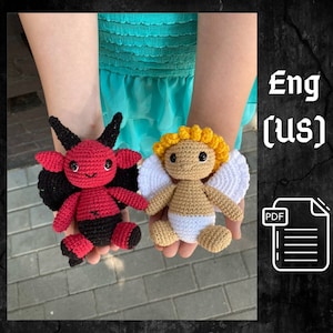 Puede incluir: Un patrón de crochet para un amigurumi de diablo rojo y un ángel beige. El patrón está disponible en inglés (EE. UU.) y en formato PDF.