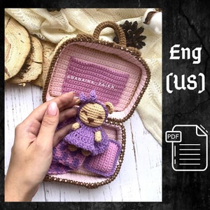 Modèle PDF au crochet avec un ours en peluche dans une valise, petit modèle de jouet, amigurumi, modèle animal, modèle amigurumi ours, TUTORIEL ours en anglais