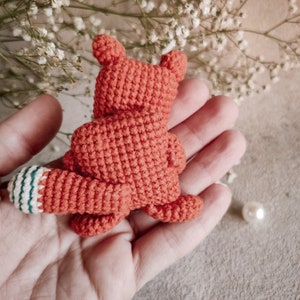 A sleeping amigurumi cat toy, crafted with soft yarn. This crochet tutorial allows you to create a cute, handmade, eco-friendly plushie.
