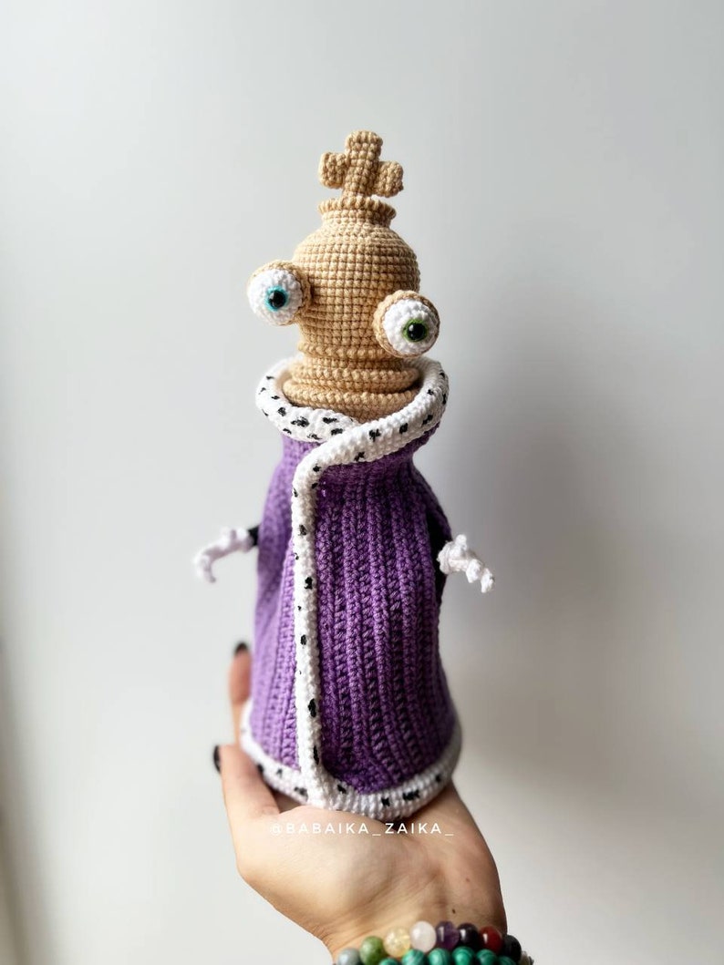 Close-up of a crochet Kinger doll with a royal theme, showcasing detailed stitching and perfect for Halloween crafting.