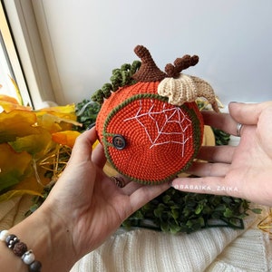 Back view of a detailed crochet pumpkin house featuring a cute spider ornament. A perfect handmade decoration for Halloween or a unique gift.
Detailed side view of an open crochet pumpkin house showcasing a handmade amigurumi spider. Unique and eco-friendly Halloween home decor.