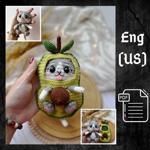 Puede incluir: Patrón de amigurumi de crochet para un lindo gato aguacate. El patrón está disponible en inglés (EE. UU.) e incluye una descarga PDF. El patrón presenta un gato gris con detalles blancos que lleva un disfraz de aguacate.