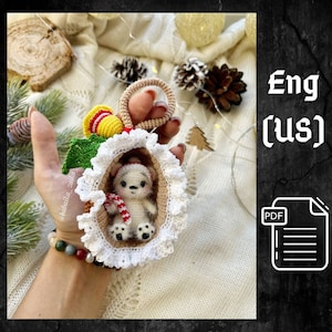 Wzór na szydełko w formacie PDF Miś w szyszce sosnowej, wzór na małą zabawkę, wzór zwierzęcy, wzór na misia amigurumi, wzór na świąteczne amigurumi