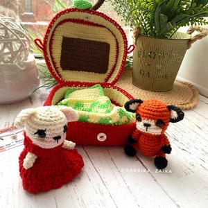 Step-by-step tutorial video showing the crochet process for creating a cute baby fox and apple-shaped bag. Ideal for DIY toy lovers.
Handmade crochet fox snugly sitting inside an apple-shaped bag. Unique and creative gift idea, made with love and care.
