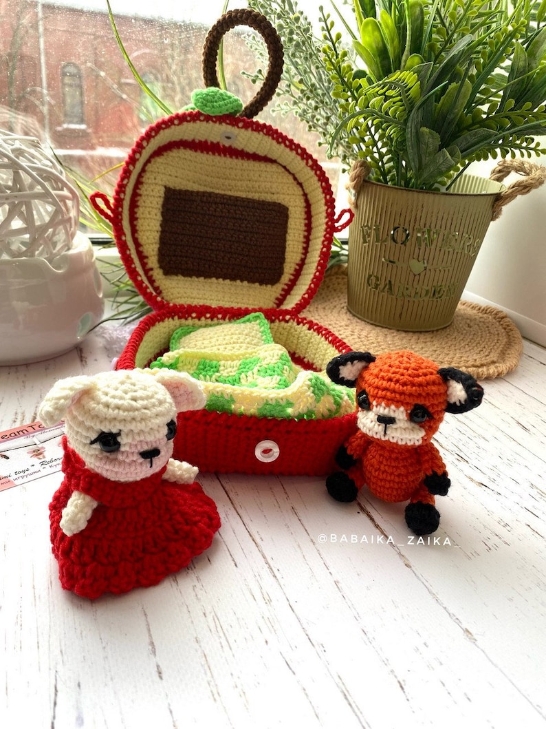 Step-by-step tutorial video showing the crochet process for creating a cute baby fox and apple-shaped bag. Ideal for DIY toy lovers.
Handmade crochet fox snugly sitting inside an apple-shaped bag. Unique and creative gift idea, made with love and care.