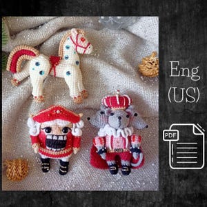 Könnte beinhalten: Häkelanleitung für Amigurumi für einen Nussknacker, ein Pferd und einen Mauskönig. Die Anleitung ist in Englisch (US) geschrieben und als PDF-Download verfügbar.