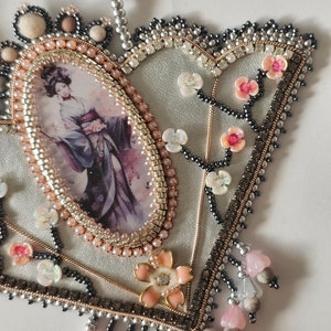 Collier japonais brodé de perles produit fini collection 3C image 3