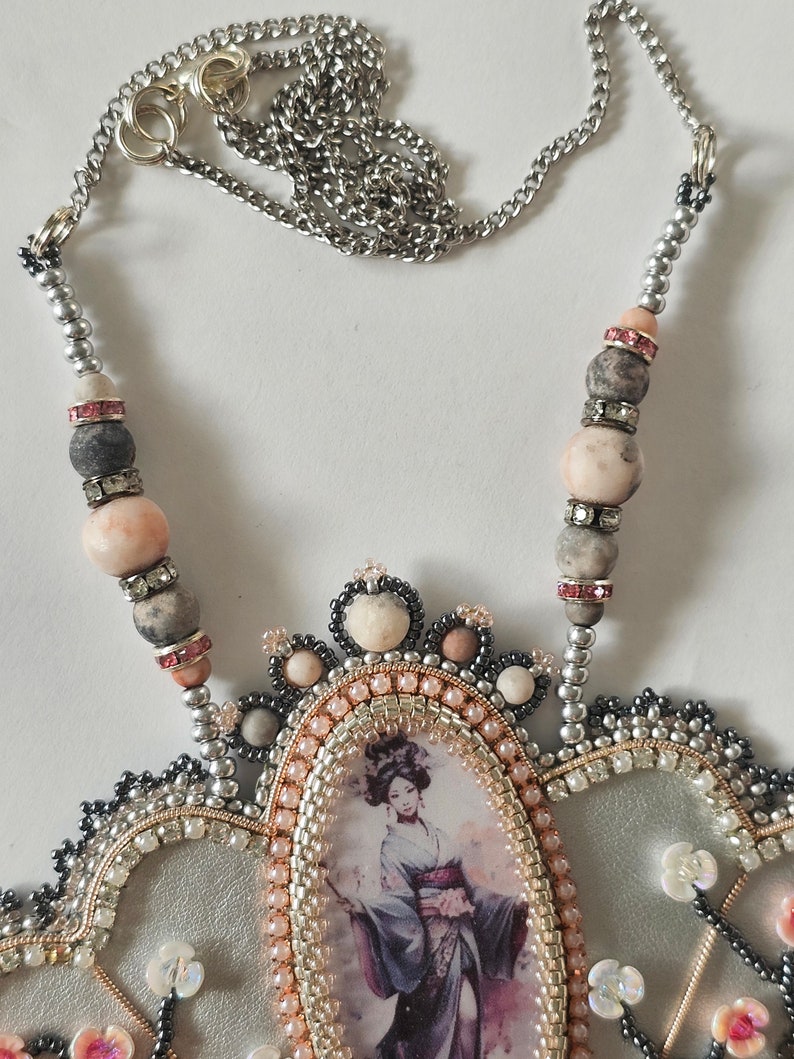 Collier japonais brodé de perles produit fini collection 3C image 8