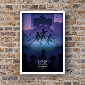 Puede incluir: Un p&oacute;ster enmarcado con borde blanco, que presenta una ilustraci&oacute;n estilizada. La obra de arte representa siluetas de bailarines y otros personajes sobre un fondo degradado p&uacute;rpura y azul. El texto en la parte inferior dice "K-POP DEMON HUNTERS 2025".