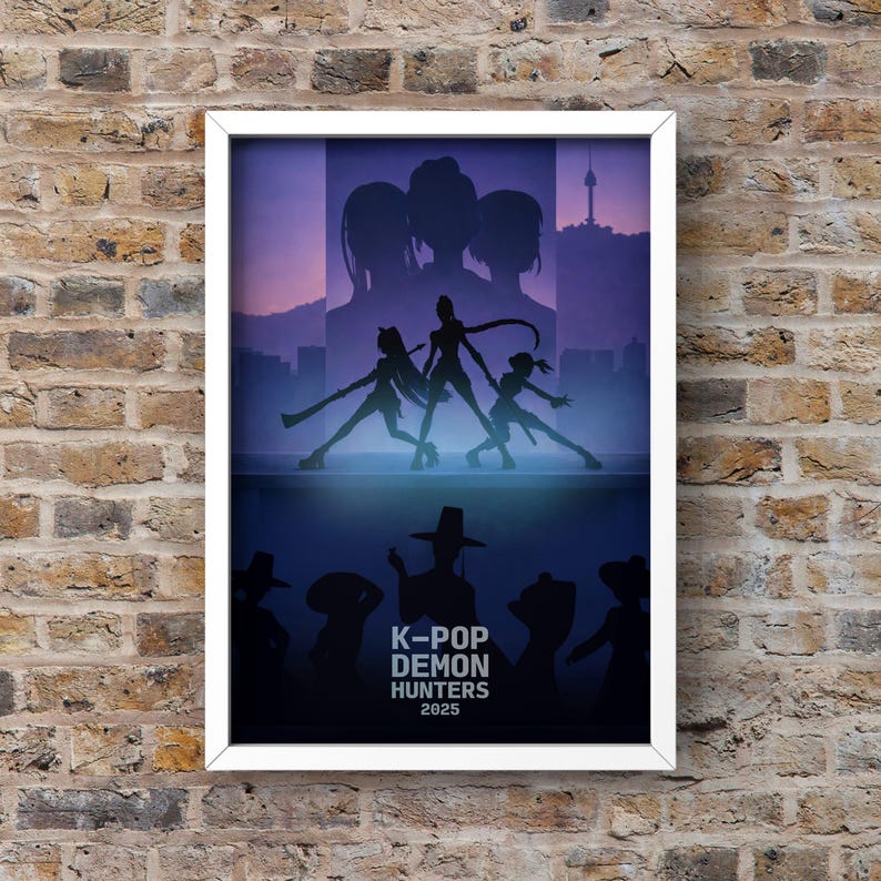 Puede incluir: Un p&oacute;ster enmarcado con borde blanco, que presenta una ilustraci&oacute;n estilizada. La obra de arte representa siluetas de bailarines y otros personajes sobre un fondo degradado p&uacute;rpura y azul. El texto en la parte inferior dice "K-POP DEMON HUNTERS 2025".