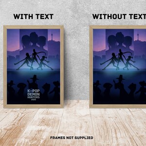 Puede incluir: P&oacute;ster enmarcado con una ilustraci&oacute;n estilizada en tonos morados y azules. La obra representa siluetas en poses din&aacute;micas, con el texto "K-POP DEMON HUNTERS 2025" en la parte inferior. El p&oacute;ster est&aacute; en un marco de madera clara.
