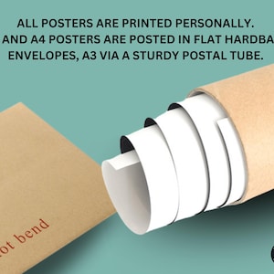 Puede incluir: Un p&oacute;ster enrollado en un tubo postal marr&oacute;n, con un sobre marr&oacute;n a la izquierda. El texto de la imagen dice: "TODOS LOS P&Oacute;STERES SE IMPRIMEN PERSONALMENTE. LOS P&Oacute;STERES A5 Y A4 SE ENV&Iacute;AN EN SOBRES R&Iacute;GIDOS, A3 A TRAV&Eacute;S DE UN TUBO POSTAL RESISTENTE."