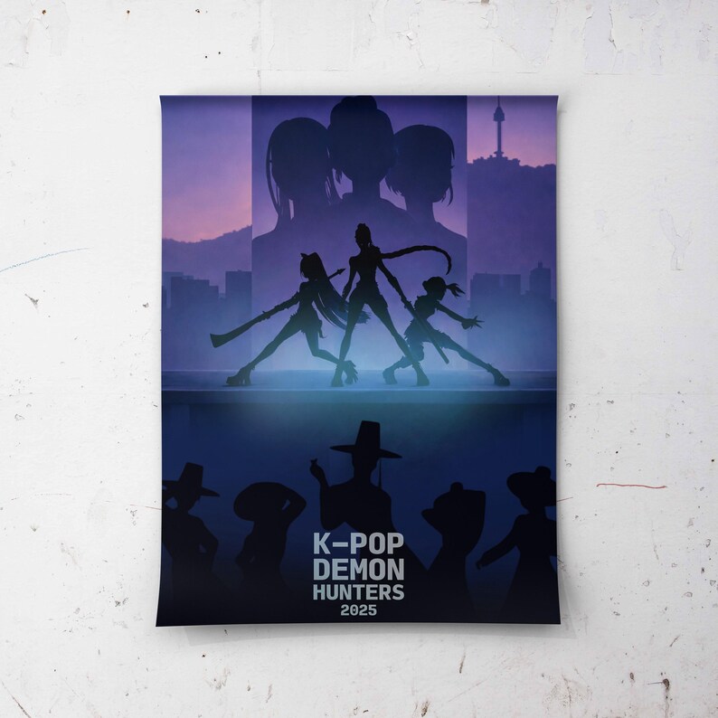 Puede incluir: Un p&oacute;ster con un fondo degradado p&uacute;rpura y azul que presenta siluetas de figuras. La secci&oacute;n superior muestra tres figuras, y la secci&oacute;n media muestra tres m&aacute;s en poses din&aacute;micas. La parte inferior tiene siluetas y el texto "K-POP DEMON HUNTERS 2025."