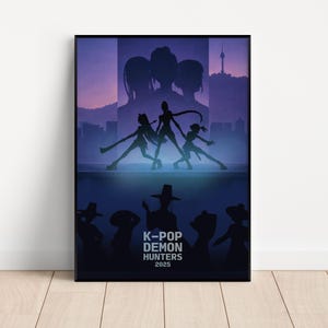 Puede incluir: Un p&oacute;ster enmarcado con una ilustraci&oacute;n estilizada en tonos morados y azules. La obra de arte representa siluetas de bailarines y otros personajes, con el texto "K-POP DEMON HUNTERS 2025" en la parte inferior.
