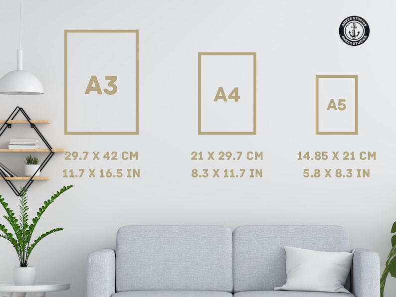 Puede incluir: Tres impresiones art&iacute;sticas enmarcadas en una pared blanca, etiquetadas A3 (29,7 x 42 cm), A4 (21 x 29,7 cm) y A5 (14,85 x 21 cm). Los marcos son de color marr&oacute;n claro. Un sof&aacute; gris y una planta est&aacute;n en primer plano.