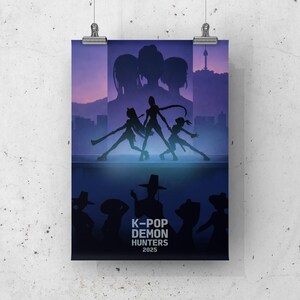 Puede incluir: P&oacute;ster con una ilustraci&oacute;n estilizada en tonos morados y azules. La parte superior muestra tres siluetas y tres figuras en poses din&aacute;micas. El texto "K-POP DEMON HUNTERS 2025" aparece en la parte inferior.