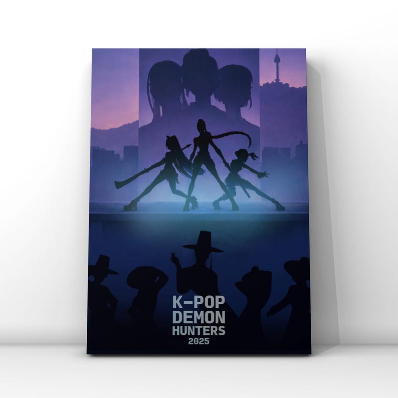 Puede incluir: Un p&oacute;ster con un fondo degradado p&uacute;rpura y azul. Se presentan siluetas de figuras, incluyendo tres bailarines y un grupo de personas con sombreros. El texto "K-POP DEMON HUNTERS 2025" se muestra en la parte inferior.