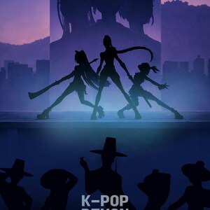 Puede incluir: Imagen silueta de un grupo de figuras sobre un fondo morado y azul. La imagen presenta m&uacute;ltiples capas de figuras, incluyendo un grupo de tres en la parte superior y un grupo de tres en primer plano. El texto en la parte inferior dice "K-POP DEMON HUNTERS 2025."