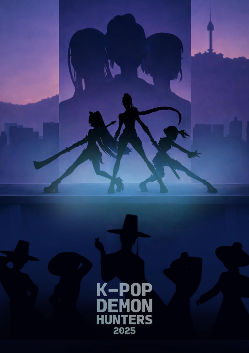 Puede incluir: Imagen silueta de un grupo de figuras sobre un fondo morado y azul. La imagen presenta m&uacute;ltiples capas de figuras, incluyendo un grupo de tres en la parte superior y un grupo de tres en primer plano. El texto en la parte inferior dice "K-POP DEMON HUNTERS 2025."