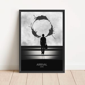 Puede incluir: Un póster de película minimalista en blanco y negro para la película "Arrival" con el año 2016 impreso debajo del título. El póster presenta la silueta de una persona de pie frente a un gran gráfico circular en blanco y negro.