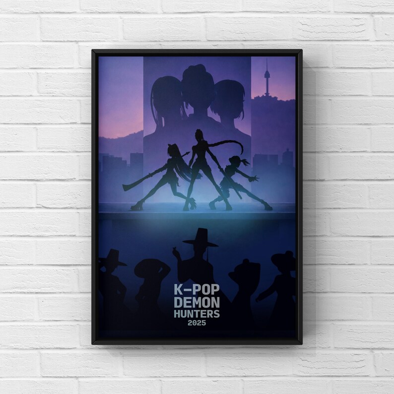 Puede incluir: Un p&oacute;ster enmarcado con un tema oscuro. Presenta siluetas de figuras en un entorno urbano, con el texto "K-POP DEMON HUNTERS 2025". La paleta de colores incluye tonos de morado, azul y negro.