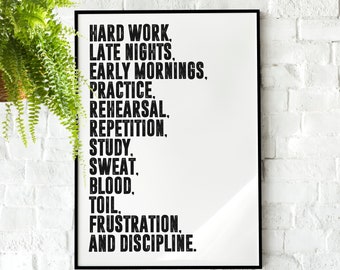 Puede incluir: Póster de tipografía en blanco y negro con el texto "Hard Work, Late Nights, Early Mornings, Practice, Rehearsal, Repetition, Study, Sweat, Blood, Toil, Frustration, and Discipline."