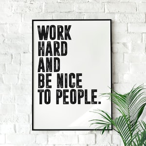 以下が含まれることがあります： 「一生懸命働き、人に優しく」というテキストが書かれた白黒のモチベーションポスター