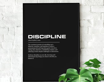 Puede incluir: Un póster de tipografía en blanco y negro con la palabra "DISCIPLINE" en letras blancas en negrita. La definición de disciplina está escrita en blanco debajo de la palabra. El póster está enmarcado en un marco negro.