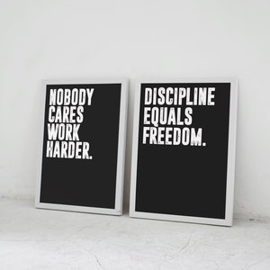 Jocko Willink set van 2 motiverende muurkunst | Het kan niemand iets schelen om harder te werken | Discipline staat gelijk aan vrijheid |  Sportschoolposter, citaatafdruk, kantoorkunst