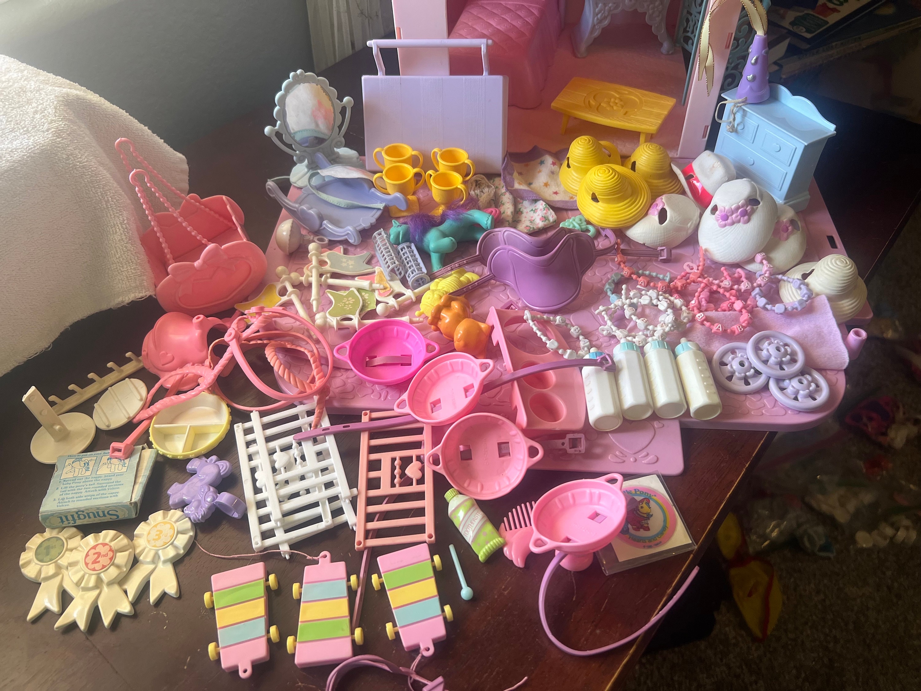 My Little Pony: A New Generation Movie Story Scenes Critter Creation Izzy Moonbow - Toy with 25 Accessories and 3-Inch Purple Pony